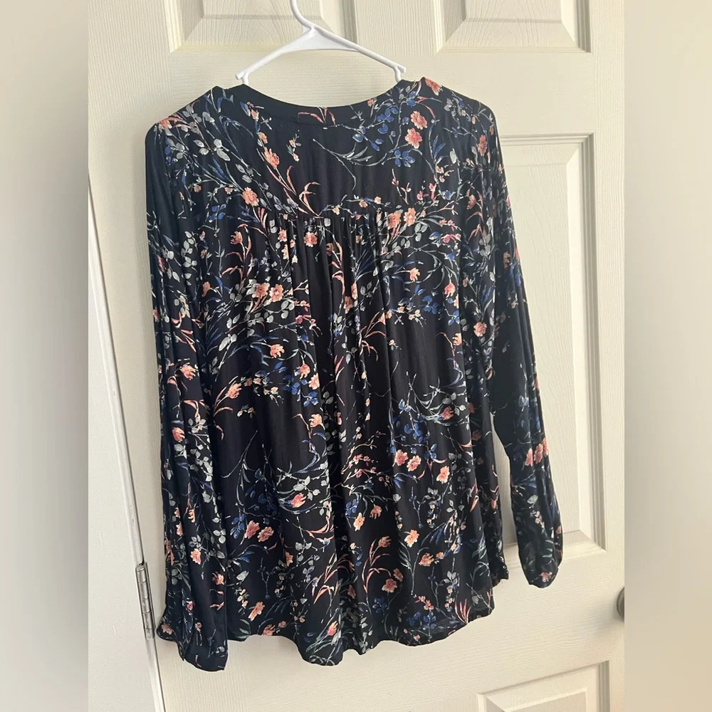 Lucky Brand Black Floral V-Neck Smocked Blouse - Picture 2 of 4